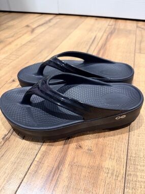 OOFOS Black Women's OOlala Platform Flip Flops